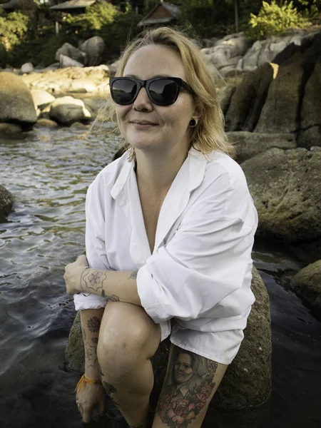 Yürüyüş, sahilde rahatlatıcı ve having fun güzel şehvetli gülümseyen mutlu bir kadın. Koh Tao Tayland Tropic ada yaşam tarzı
