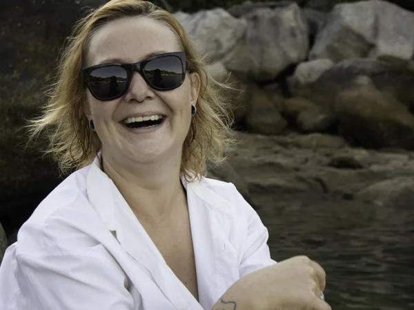 Yürüyüş, sahilde rahatlatıcı ve having fun güzel şehvetli gülümseyen mutlu bir kadın. Koh Tao Tayland Tropic ada yaşam tarzı