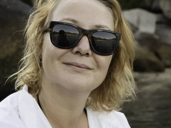 Yürüyüş, sahilde rahatlatıcı ve having fun güzel şehvetli gülümseyen mutlu bir kadın. Koh Tao Tayland Tropic ada yaşam tarzı