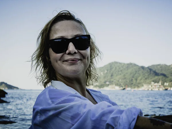 Yürüyüş, sahilde rahatlatıcı ve having fun güzel şehvetli gülümseyen mutlu bir kadın. Koh Tao Tayland Tropic ada yaşam tarzı