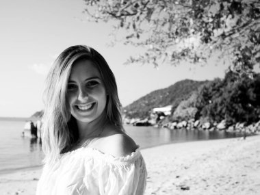 Yaz plaj portre portre genç sarışın kadını