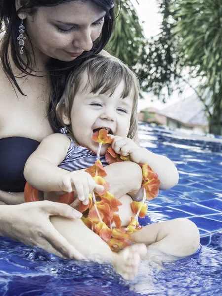 Anne zevk A yaz gün On Yüzme Havuzu ailesiyle, Koh Tao yaşam tarzı, Tayland