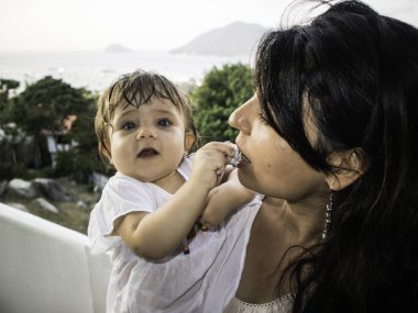 Anne Enjoying bir yaz günü ile onun aile üzerinde Yüzme Havuzu, Koh Tao yaşam tarzı, Tayland