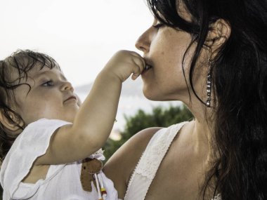Anne Enjoying bir yaz günü ile onun aile üzerinde Yüzme Havuzu, Koh Tao yaşam tarzı, Tayland