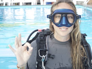 Çalışan anne, PADI Scuba dalış eğitmeni kadında ve havuz kenarı 