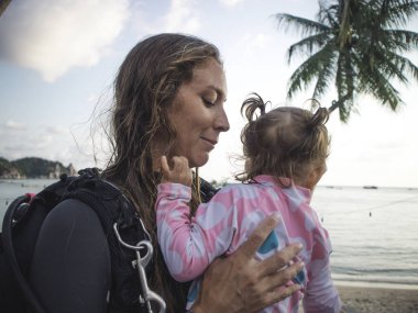 Çalışan anne, PADI Scuba dalış eğitmeni kadında ve havuz kenarı 