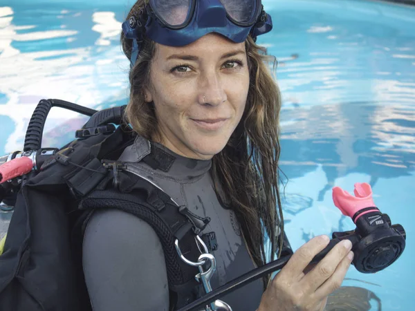 Çalışan anne, PADI Scuba dalış eğitmeni kadında ve havuz kenarı 