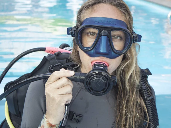 Çalışan anne, PADI Scuba dalış eğitmeni kadında ve havuz kenarı 