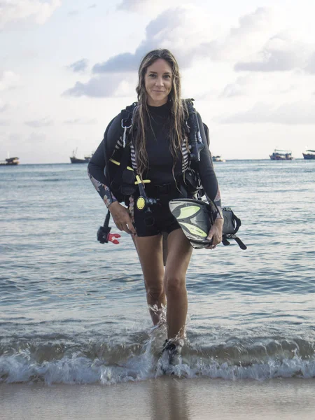 Çalışan anne, PADI Scuba dalış eğitmeni kadında ve havuz kenarı 