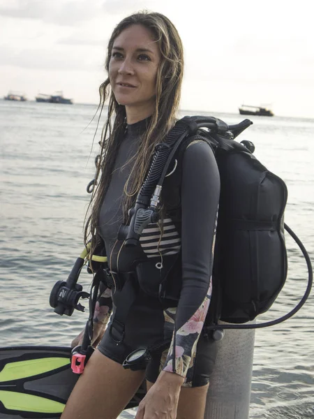 Çalışan anne, PADI Scuba dalış eğitmeni kadında ve havuz kenarı 