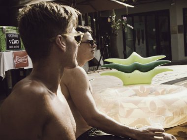 Arkadaş rahatlatıcı tarafından havuzu, Koh Tao, Surat thani, Tayland, Şubat, 2019