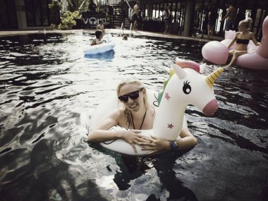 Arkadaş rahatlatıcı tarafından havuzu, Koh Tao, Surat thani, Tayland, Şubat, 2019