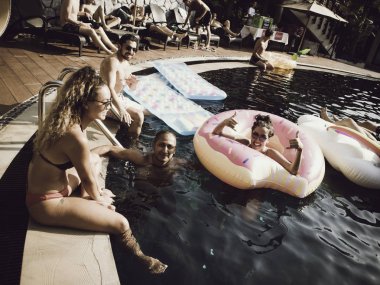 Arkadaş rahatlatıcı tarafından havuzu, Koh Tao, Surat thani, Tayland, Şubat, 2019