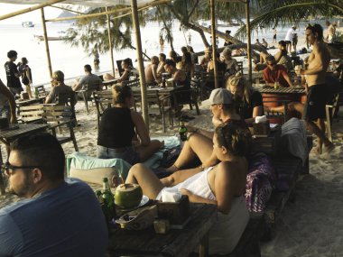 Arkadaşlar sahip kokteyller çevresinde A At Beach, Isla Mujeres, Quintana Roo, Meksika Şubat 2019 oynarken Dj