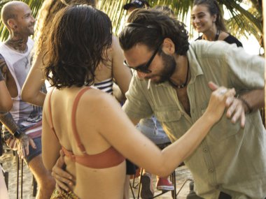 Arkadaşlar sahip kokteyller çevresinde A At Beach, Isla Mujeres, Quintana Roo, Meksika Şubat 2019 oynarken Dj