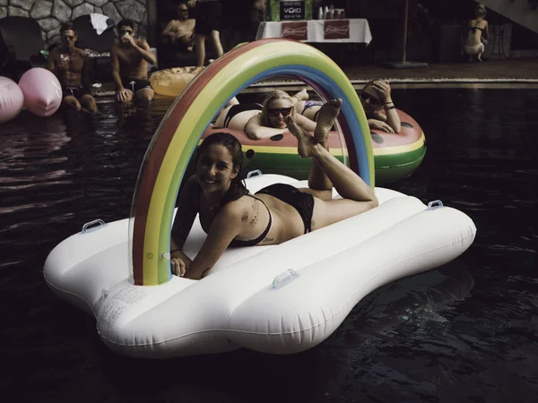 Mujer Joven Relajándose Piscina Suimming Con Arco Iris Día Verano — Foto de Stock