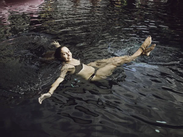 Mulher Jovem Relaxante Piscina Suimming Com Arco Íris Dia Verão — Fotografia de Stock