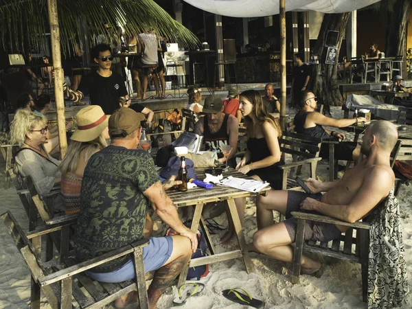 Amigos Tomando Coquetéis Torno Tocando Praia Isla Mujeres Quintana Roo — Fotografia de Stock