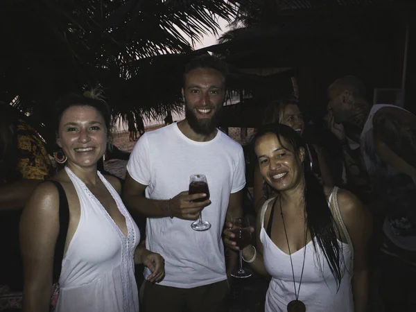 Arkadaşlar sahip kokteyller çevresinde A At Beach, Isla Mujeres, Quintana Roo, Meksika Şubat 2019 oynarken Dj