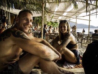 Yaz çevresinde A At Beach, Isla Mujeres, Quintana Roo, Meksika Şubat 2019 oynarken Dj arkadaşlar sahip kokteyller 