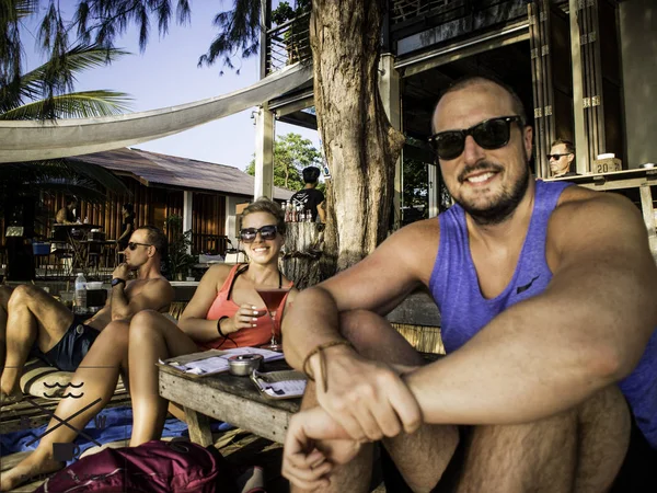 Yaz çevresinde A At Beach, Isla Mujeres, Quintana Roo, Meksika Şubat 2019 oynarken Dj arkadaşlar sahip kokteyller 