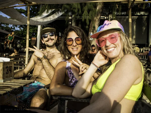 Yaz çevresinde A At Beach, Isla Mujeres, Quintana Roo, Meksika Şubat 2019 oynarken Dj arkadaşlar sahip kokteyller 