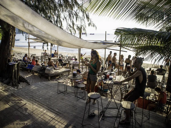 Freunde Bei Sommerlichen Cocktails Rund Einen Der Strand Spielt Isla — Stockfoto