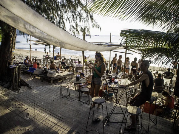 Yaz çevresinde A At Beach, Isla Mujeres, Quintana Roo, Meksika Şubat 2019 oynarken Dj arkadaşlar sahip kokteyller 