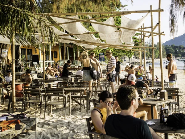 Yaz çevresinde A At Beach, Isla Mujeres, Quintana Roo, Meksika Şubat 2019 oynarken Dj arkadaşlar sahip kokteyller 