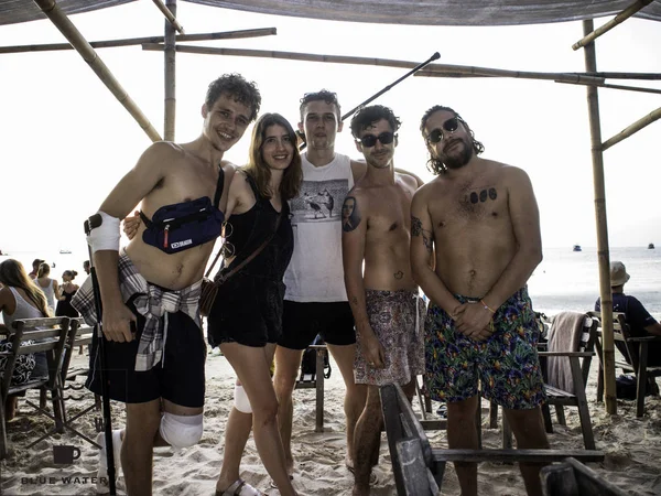 Yaz çevresinde A At Beach, Isla Mujeres, Quintana Roo, Meksika Şubat 2019 oynarken Dj arkadaşlar sahip kokteyller 