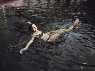 Genç kadın rahatlatıcı Havuzu, Cancn, Quintana Roo, Mxico, tarafından Mart 2019