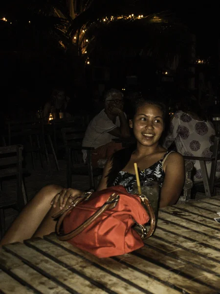 Yaz çevresinde A At Beach, Isla Mujeres, Quintana Roo, Meksika Mart 2019 oynarken Dj arkadaşlar sahip kokteyller