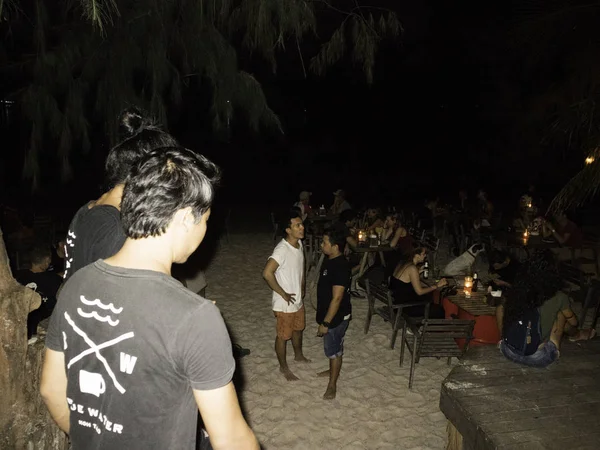 Amigos Tomando Coquetéis Verão Torno Tocando Praia Isla Mujeres Quintana — Fotografia de Stock