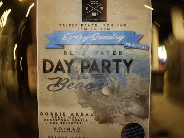  Yaz çevresinde A At Beach, Isla Mujeres, Quintana Roo, Meksika Mart 2019 oynarken Dj arkadaşlar sahip kokteyller