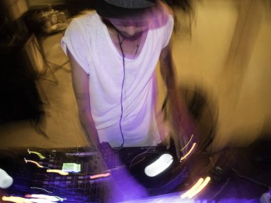  Yaz çevresinde A At Beach, Isla Mujeres, Quintana Roo, Meksika Mart 2019 oynarken Dj arkadaşlar sahip kokteyller