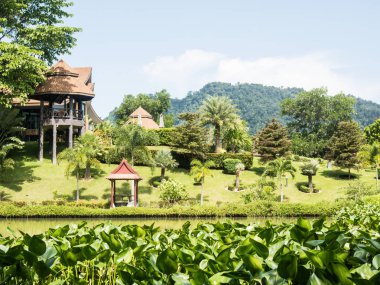 Guilliams Resort Balıkçılık hafta sonu, Krabi, Krabi, Tayland, Mayıs 2019. Budist tapınağı ve asya bahçeleri rahatlatıcı bir gölün yanında