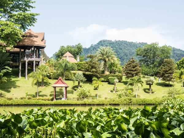 Guilliams Resort Balıkçılık hafta sonu, Krabi, Krabi, Tayland, Mayıs 2019. Budist tapınağı ve asya bahçeleri rahatlatıcı bir gölün yanında