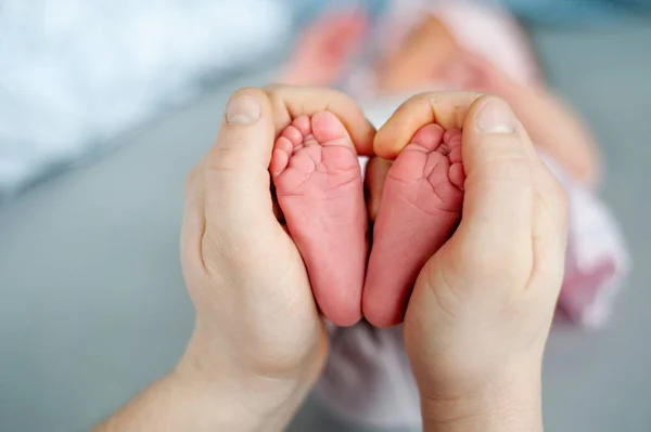 Bebek Ayakları Annenin Ellerinde Anne Çocuğu Mutlu Aile Kavramı Anneliğin — Stok fotoğraf