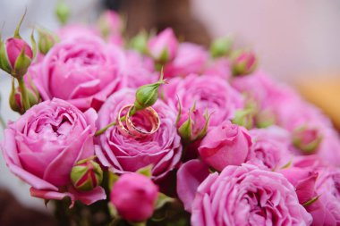 Alyans düğün buket yakınındaki