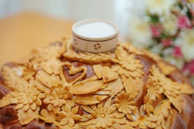 Geleneksel düğün ekmeği. Slav halkların düğün geleneği. Taç dekorasyon düğün kutlamaları için.