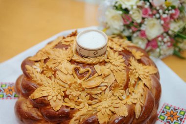 Geleneksel düğün ekmeği. Slav halkların düğün geleneği. Taç dekorasyon düğün kutlamaları için.