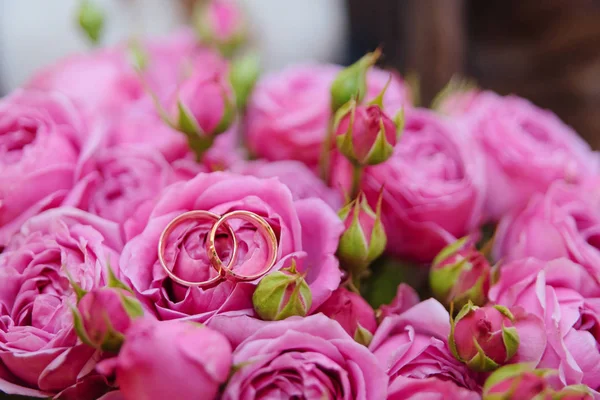 Alyans düğün buket yakınındaki