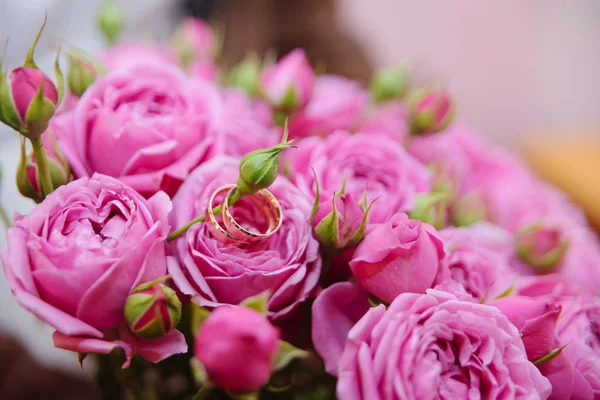 Alyans düğün buket yakınındaki