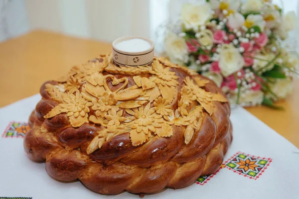 Geleneksel düğün ekmeği. Slav halkların düğün geleneği. Taç dekorasyon düğün kutlamaları için.