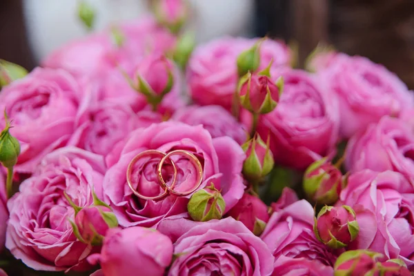 Alyans düğün buket yakınındaki