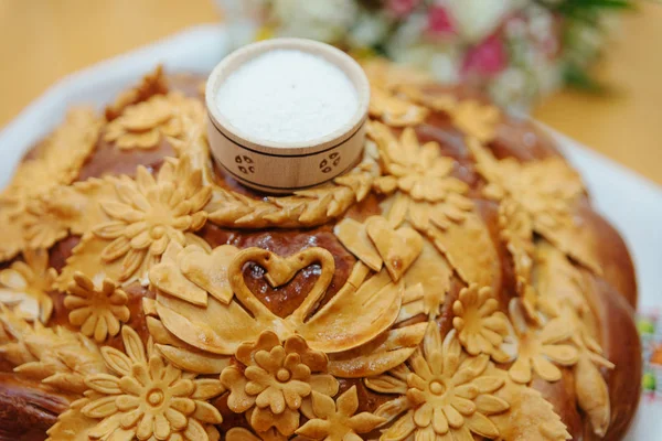 伝統的な結婚式のパン スラヴ人の結婚式の伝統 結婚式のお祝いのため王冠の装飾 — ストック写真