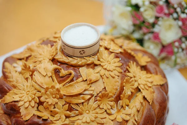 伝統的な結婚式のパン スラヴ人の結婚式の伝統 結婚式のお祝いのため王冠の装飾 — ストック写真