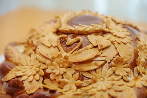 Geleneksel düğün ekmeği. Slav halkların düğün geleneği. Taç dekorasyon düğün kutlamaları için.