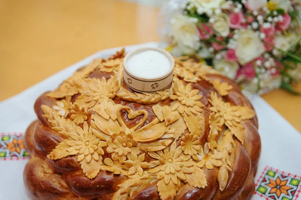Geleneksel düğün ekmeği. Slav halkların düğün geleneği. Taç dekorasyon düğün kutlamaları için.