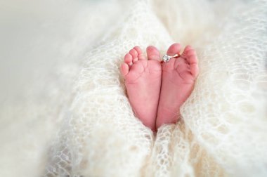 Legs-in mom's düğün ile yeni doğmuş bir bebek bir sıcak beyaz yün kilim halka. Mutlu aile kavramı. Annelik güzel kavramsal görüntüsü